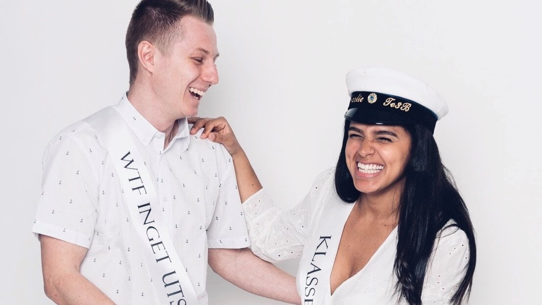 2 glada studenter med studentband (2)